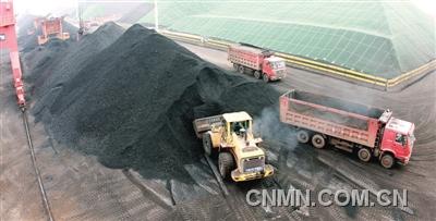 12月4日,车辆在连云港煤炭码头抢运电煤。