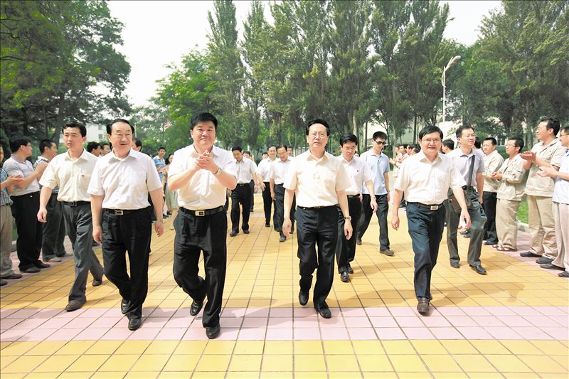 “你们发展得很好，希望你们取得更大的成绩！”这是7月24日，全国人大副委员长、民建中央主席陈昌智在中国有色集团出资企业中色（宁夏）东方集团有限公司（简称中色东方）考察时，对中色东方全体干部职工的深情寄语。塞上7月，鲜花绽放，草木葱茏。当天上午10点10分，陈昌智一行乘车来到中色东方。中色东方用46年缔造了贺兰山下的奇迹，陈昌智对中色东方的发展历程非常感兴趣。他健步走进中色东方展厅，听取了中色东方董事长张创奇关于企业历史沿革、产业结构、产品种类、性能、用途等情况的汇报，了解中色东方人的创业史、奋斗史。一幅幅生动的照片、一个个过硬的产品，牵动着陈昌智关注的目光。当听到中色东方位居世界钽行业三强，钽丝、钽粉分别占世界市场60%和30%的份额时，陈昌智连连点头，称赞中色东方为国家争了光。