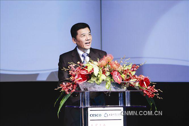 　　本报讯  11月28至29日，由智利铜及矿业研究中心(CESCO)与上海期货交易所共同主办的首届亚洲铜业周活动在上海成功举办。铜业周主要有以下四项活动：由英国金属导报与中国五矿集团公司合办的2012亚洲铜业会议、由中国有色金属工业协会主办的中国国际铜加工与回收论坛、全球铜工业CEO峰会和亚洲铜业周晚宴。中国五矿集团公司总裁周中枢、副总裁李福利出席相关重要活动，集团公司总裁助理、五矿有色控股总经理焦健，办公厅主任马骏，有色控股副总经理兼财务总监徐基清，有色控股副总经理金霄光，办公厅副主任迟大千等陪同参加了相关活动。　　备受业界瞩目的亚洲铜业周晚宴于11月29日在上海国际会议中心举办，来自全球铜业界、金融界、经纪公司、贸易公司等1200余人出席。周中枢在晚宴上发表致辞向在场的中外来宾表示欢迎，向CESCO自1984年成立以来所取得的成就及此次活动的成功举办表示祝贺。周中枢热情洋溢、精彩的中文、西语双语演讲赢得了全场的热烈掌声，受到了与会嘉宾们的高度赞扬。　　在铜业周期间，周中枢、李福利在上海国际会议中心会见了智利矿业部长埃尔南·德·索米尼阿克一行。... 图为：周中枢在亚洲铜业周晚宴上用中文和西语致辞。　　详细报道请查阅中国有色金属报第3316期第1版。