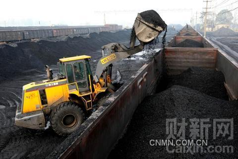 2011年11月17日，安徽淮北青龙山火车站装载电煤运往南方