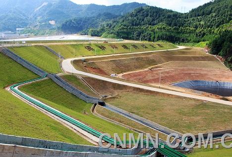 图九：紫金山溶液池系统外边坡（绿化及管沟、水路、电缆桥架建设）