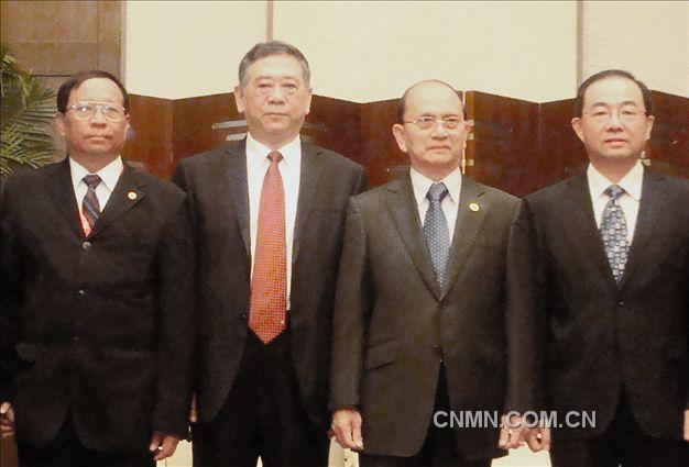 　　本报讯 椰风习习，绿草茵茵，沐浴在旖旎春光中的三亚一派喜庆气息，举世瞩目的博鳌亚洲论坛2013年年会在这里隆重召开。4月6日，正在出席博鳌亚洲论坛2013年年会的缅甸总统吴登盛亲切接见了中国有色集团总经理罗涛、党委书记张克利、总经理助理王小卫，就中国有色集团在缅甸投资开发的缅甸达贡山镍矿项目以及双方共同关心的话题进行了深入的会谈。　　会谈中，罗涛感谢吴登盛总统长期以来对中国有色集团的亲切关怀和大力支持，并且表示习近平主席与吴登盛总统此前一天的会谈更加坚定了中国有色集团在缅甸投资发展的决心和信心。罗涛指出，缅甸达贡山镍矿项目是中缅矿业领域最大的合作项目，是中缅胞波情深、共同发展的例证。在吴登盛总统的亲切关怀下，达贡山镍矿当前的试生产工作进展顺利，所产产品达到了双方合作协议的要求，500余名中方员工与1000余名缅甸当地员工并肩携手、团结拼搏，共同铸就了中缅矿业合作史上的崭新丰碑，双方结下了深厚的友谊。在达贡山镍矿的推进过程中，中国有色集团始终牢记使命，积极履行企业社会责任，高度关注环境保护，与当地民众和谐相处，为缅甸当地的医院、寺庙、学校提供了大量的慈善捐助，为中缅友谊新时期的巩固和发展作出了最好的注脚。衷心希望吴登盛总统以及缅甸矿业部等缅甸各级政府继续关注和支持中国有色集团在缅甸的投资发展，中国有色集团一定不辱使命，努力为缅甸的经济发展和社会进步做出更大的贡献，续写中缅友谊的新篇章。作者：王长明  刘畅 摄 详细报道请查阅中国有色金属报第3362期第1版。