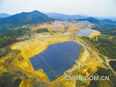 浙江湖州：废弃石矿变身清洁光伏发电场(图)
