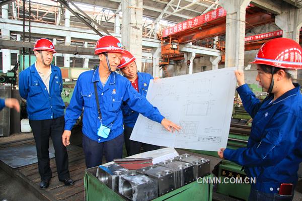 中铝集团劳动模范侯金富进行攻关轧机油缸孔加工现场技艺传承活动1_副本