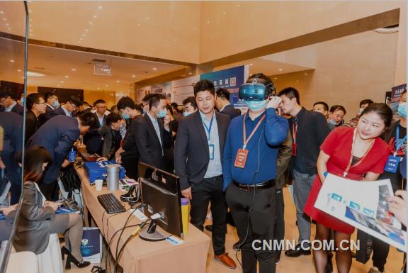 与会代表参观迪迈展台