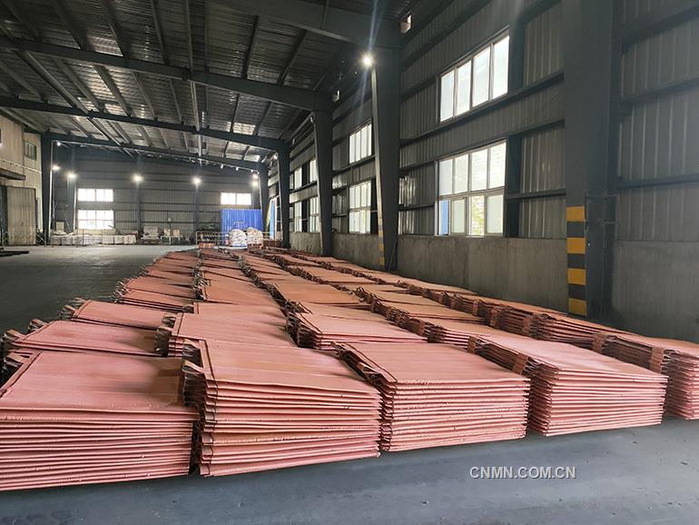 五鑫铜业成品库内未打包铜板