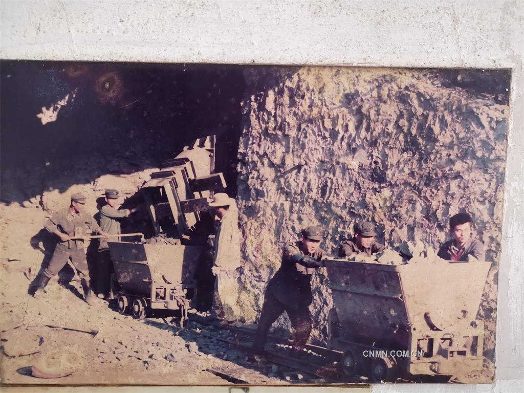 1985年2月,广州军区53200机械化部队参加康家湾矿工程建设