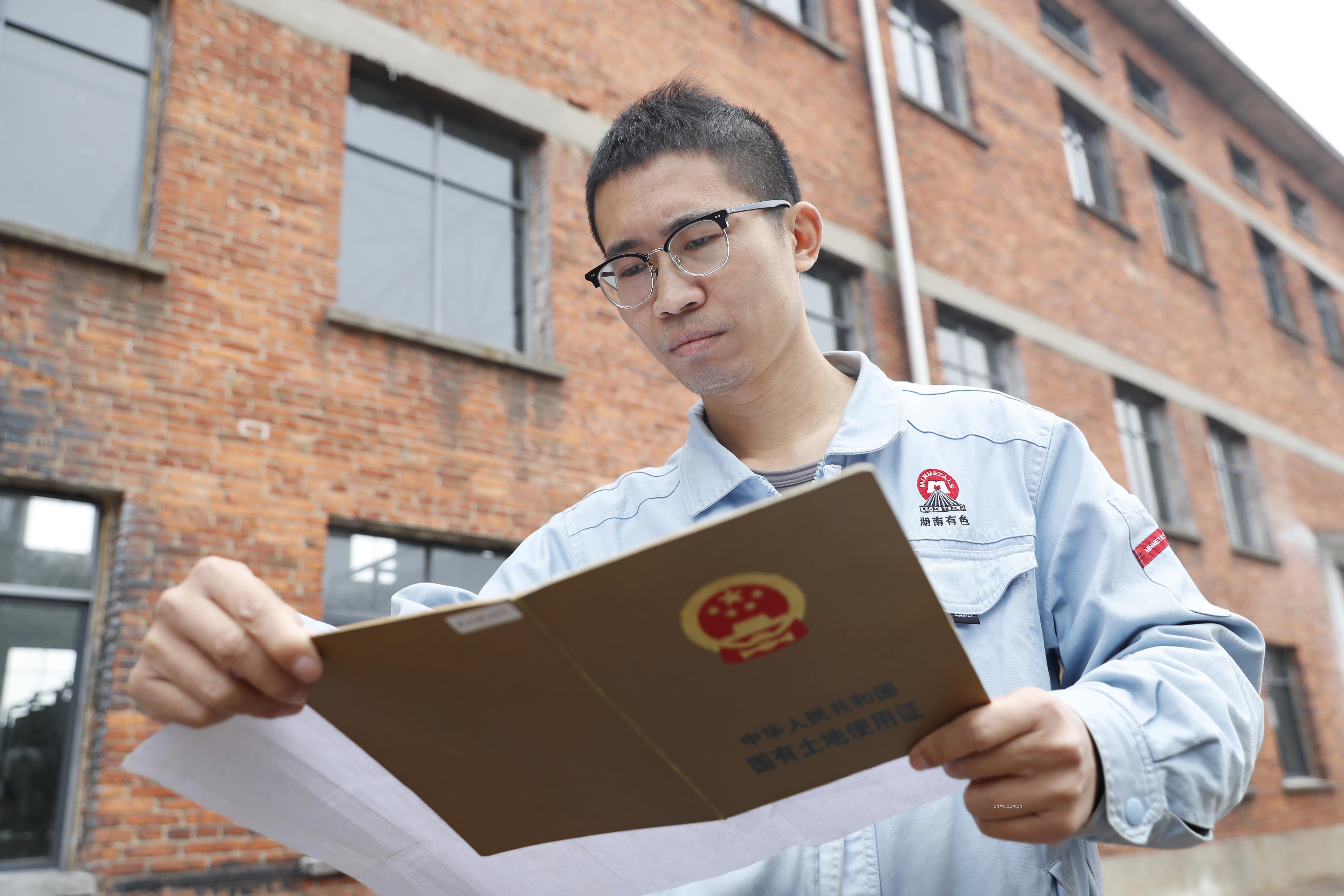 图为邓军实地勘察核对基础资料